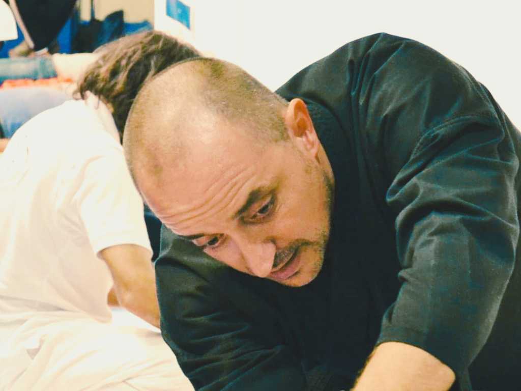 Alberto scattarelli pratica un trattamento shiatsu
